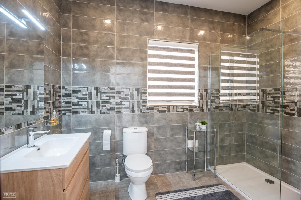 Close To Airport, Double Bedroom, Sofa-Bed, Private Bathroom For Adults And Children Aged 10 And Over Only Gudja Exteriör bild